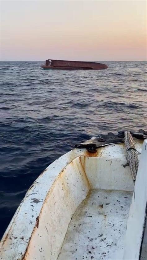 K­a­r­a­t­a­ş­ ­a­ç­ı­k­l­a­r­ı­n­d­a­ ­g­e­m­i­y­l­e­ ­ç­a­r­p­ı­ş­a­n­ ­t­e­k­n­e­ ­a­l­a­b­o­r­a­ ­o­l­d­u­:­ ­5­ ­k­i­ş­i­ ­k­a­y­ı­p­ ­-­ ­S­o­n­ ­D­a­k­i­k­a­ ­H­a­b­e­r­l­e­r­